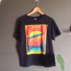 Led Zepplin merch  - Led Zeppelin tröja bara använd en gång annars är den som helt ny! Led Zeppelin celebration day