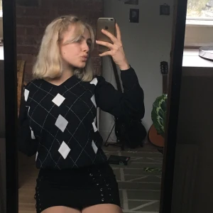 Tröja - Trendig farfarströja i perfekt oversized storlek på mig, en xs/s. Rutig med liiiite glitter i och är i princip i nyskick. 🦋 Får clueless-vibbar av denna tröjan!!!! Älskar 💘🥺 Kontakta mig för fraktinfo eller fler bilder!