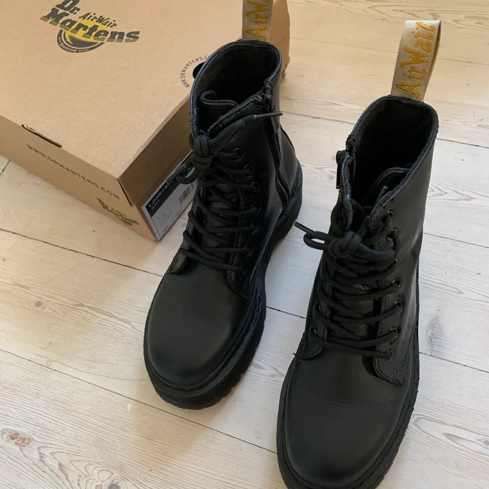 Felköp! Som synes av bilderna - i nyskick. Levereras i originalkartong. Dr Martens Vegan Jadon II Mono svarta i storlek 39, UK size 6. Slutsålda på de flesta ställen! Nypris 2600kr. Färg: Felix rub off. Köpare står för frakt.. Skor.