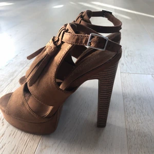 Helt oanvända klackskor  - Klackskor från HM i brun färg- helt onvända- Jag säljer dem pga att det är för hög klak för mig :)