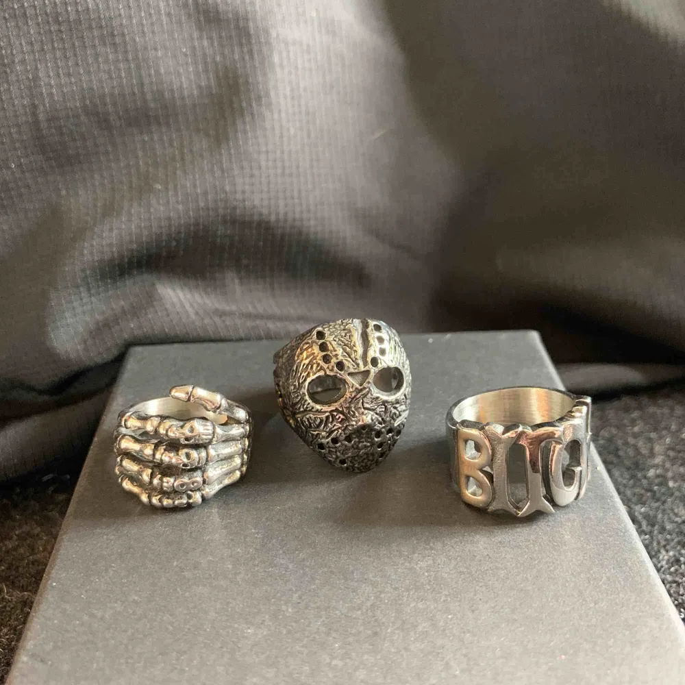 Säljer dessa tre oanvända ringar pga fel storlek.   Jason ring - size 9 (250kr) i mitten första bilden Skull hand ring - size 8 (250kr) vänstra  första bilden Bitch ring - size 8 (250kr) till höger första bilden  Vid köp av alla ringar pris 700kr   . Accessoarer.