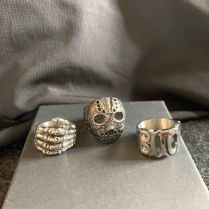  - Säljer dessa tre oanvända ringar pga fel storlek.   Jason ring - size 9 (250kr) i mitten första bilden Skull hand ring - size 8 (250kr) vänstra  första bilden Bitch ring - size 8 (250kr) till höger första bilden  Vid köp av alla ringar pris 700kr   