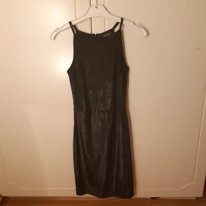 Skimrande klänning - Klänning som skimrar/glittrar! Fint skick. Priset är exklusive frakt, kan både mötas upp i Göteborg och skicka! Obs, katt finns i hemmet!