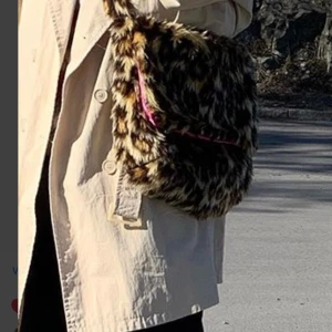 Leopard väska - Säljer 2st leopard väskor. Ena är lite trasig innuti men kan fixas lätt om man syr ihop det. 