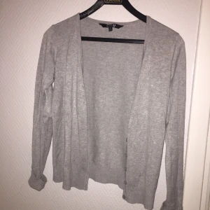 Kofta  - En grå kofta. 