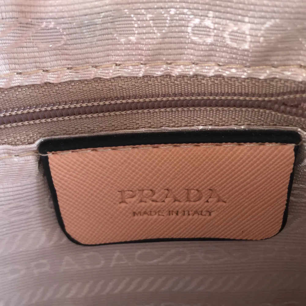 Säljer denna jättesöta fake Prada väska pga att den inte kommer till användning, kan mötas i uppsala annars ingår frakt i priset👜💕💕. Väskor.