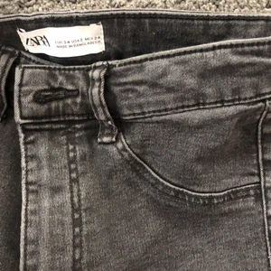Zara jeans  - Ett par högmidjade gråa skinny jeans. Använt en gång då de inte passade mig så bra!