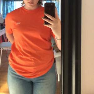 Sjukt snygg orange vans t-shirt som man ser brun ut i😍 Storlek m i herrmodell så lite oversized, frakt 49kr💞