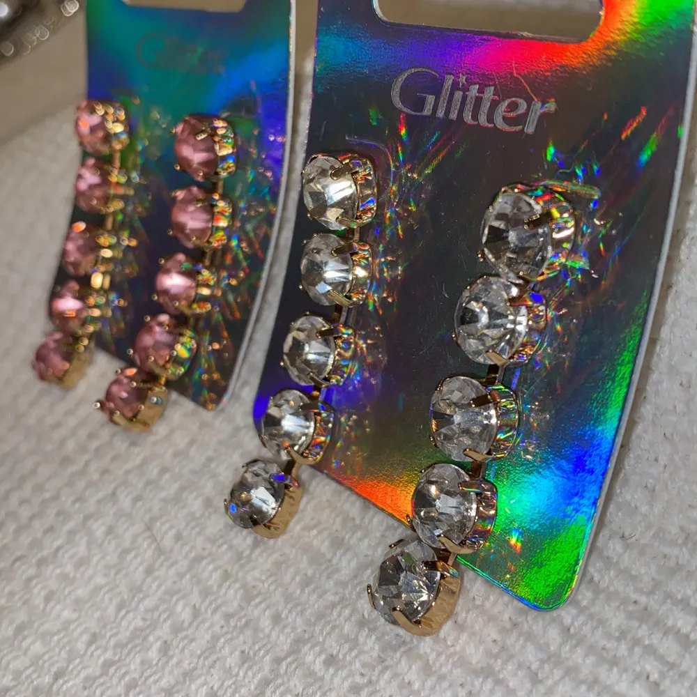 Funa glittrliga örhängen med rosa / silver stenar. Aldrig använda. Säljes för 20kr styck elr båda för 30kr. Accessoarer.
