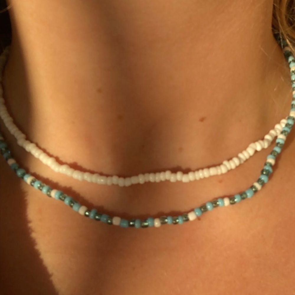 Sommaren är strax tillbaka och även mina handgjorda populära halsband och armband! Jag gör fina smycken av rocaillepärlor på beställning😊 på bilden är Sofi Anckarman med mina halsband och blomarmband! 💕 skriv här på plick eller kolla på min instagram för fler bilder @vellakul💕💕 ett halsband kostar 60kr, två 100kr! JÄTTE fina till sommarn enkla att ta på och passar till ALLT 😜🌸. Accessoarer.