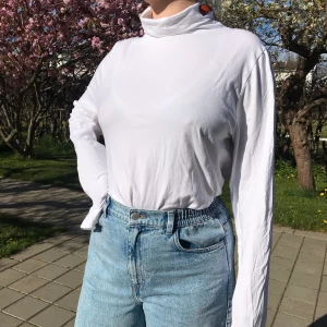 Ellesse polotröja  - Vit ellesse polotröja, köpt på tk maxx i London för några år sedan men knappt använd så därför i mycket bra skick. Det är en herr tröja i storleken XL men är inte jättestor i storleken så funkar bra som over sized plag. Frakten är inräknad:) 