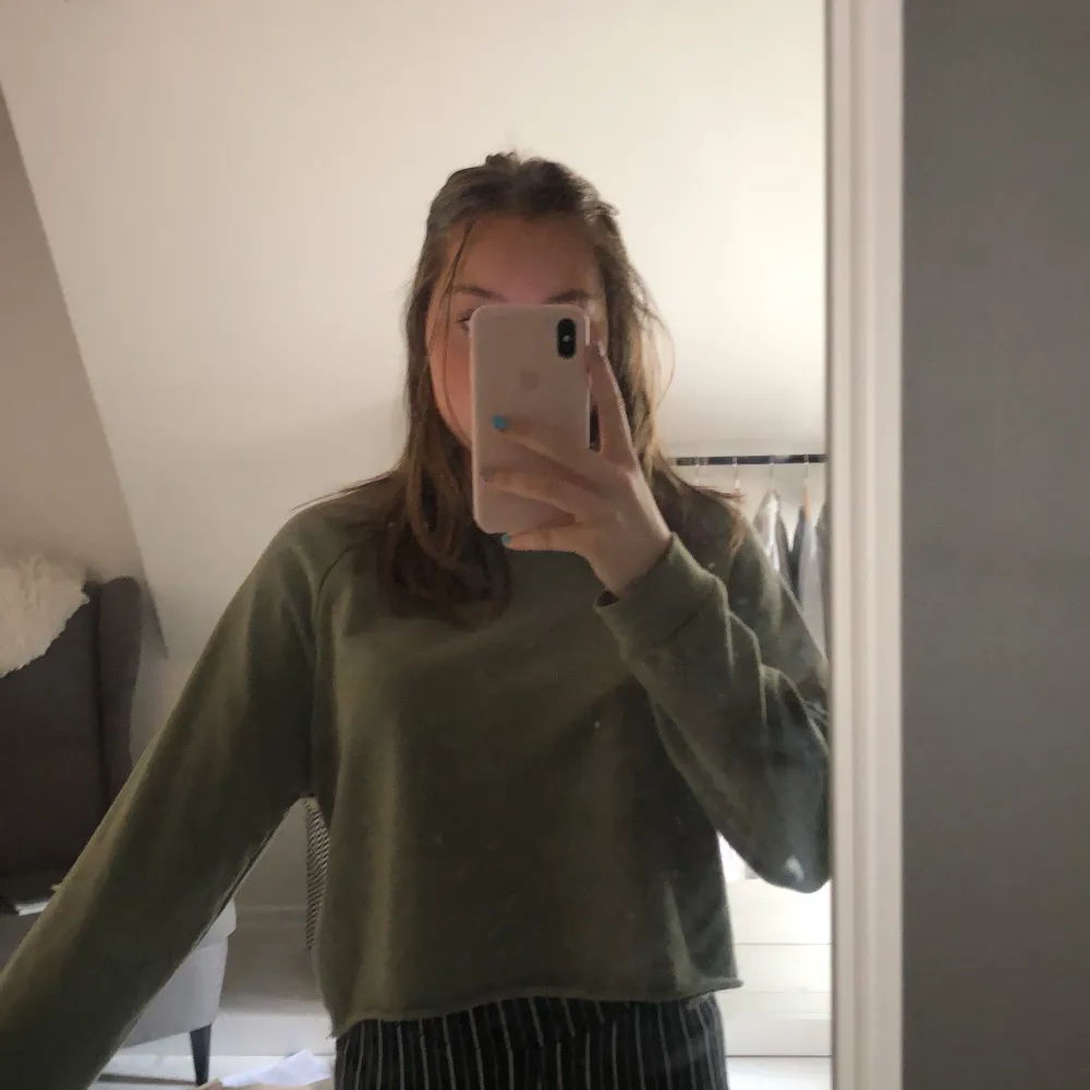 Fin cropped sweatshirt från bikbok! Använd Max 5 ggr! <3. Tröjor & Koftor.