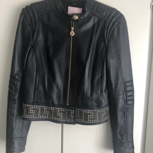 Versace skinnjacka - Versace hm skinnjacka . Nyskick . Stl 38