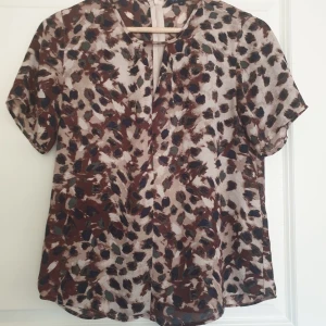 stockh lm strl 34/36 t shirt  - En snygg topp i normalt begagnat skick. Storlek :XS Kommer från djur- och rökfritt hem finns i Norrviken Samfraktar