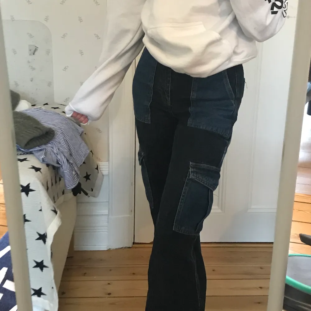 Skate/Streetstyle jeans, snygg passform och endast använda ca 2 gånger! Inga skador eller fläckar. Säljer pga att de är lite för korta för mig :( Köpta för runt 700 kr🥰 Köparen betalar frakt, men kan annars eventuellt mötas upp i Stockholm.. Jeans & Byxor.