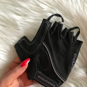 Träningshandskar - Träningshandskar från Endurance. Storlek S-M. Använda endast ett fåtal gånger, säljer på grund av att de aldrig kommer till användning. Köparen står för eventuell frakt. 