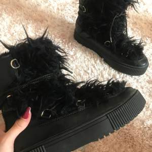 Ett par skit coola svarta skor som är lite maffigare, med päls över hela skon! Lite platå på dom och varma med foder inuti! Passar perfekt till vintern, endast använda typ 1 gång så de är som nya!💕🥵