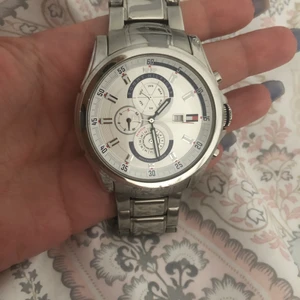 Tommy hilfiger herr klocka - Snygg Tommy herr klocka. Batteri behöver bytas men i mycket fint skick. 