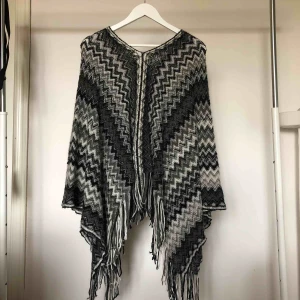  - Poncho från Tessie, one size. Knappt använd.