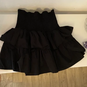 Volang kjol - Säljer denna svarta volang kjol från neo noir hör av dig om du är intresserad eller har frågor kram!💓💓 nypris: 399kr   De är väldigt många intresserade så den som budar högst får köpa den 🥰🥰