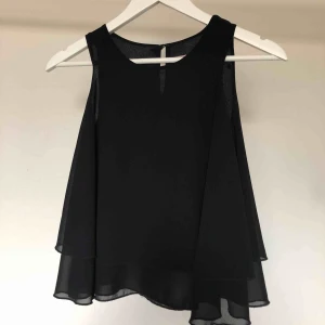  - Svart linne i fint skick. Knapp i ryggen.