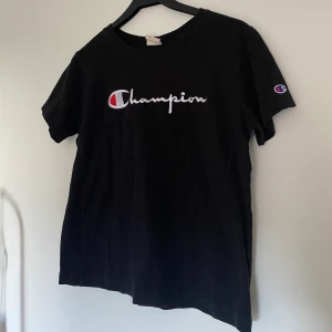 Champion T-shirt strl M - Gammal favorittröja! Väldigt skön, lite tjockare material och väldigt snygg