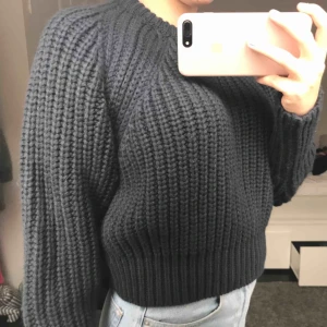 Stickad tröja - Jätte mysig stickad tröja från zara! Aldrig använd så är som ny! Den ser svart ut på bilden men den är mörk mörk blå!! frakt ingår i priset👕🧢💕☀️
