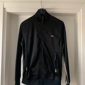 Tröja från woodwood  - tröja från tracksuit från Wood Wood, svart och vit 