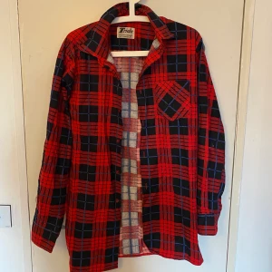 Rutig skjorta - Säljer denna rutiga skjorta tröja hör av dig om du är intresserad eller har frågor kram!💓💓