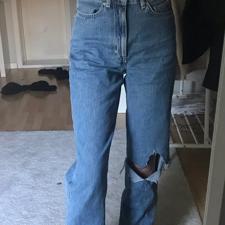 säljer dessa jeans i modellen rowe från weekday som jag gjort hålet sj i, är 167, frakt tillkommer. Jeans & Byxor.