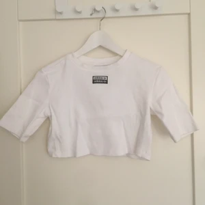 Adidas topp - Ribbad crop top från Adidas :) Köparen betalar frakt.