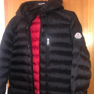 Moncler jackan  - En jättefin moncler jacka, storlek L passar även M, helt oanvänd, kan sänka priset vid snabbaffär