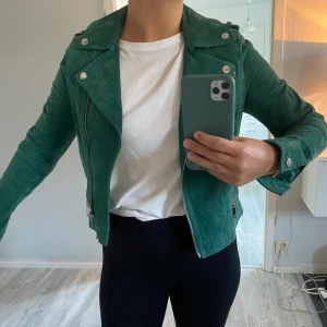 Mockajacka - Superhärlig grön mockajacka som är perfekt nu till våren och sommarkvällarna som inväntar🌝 Aldrig använd, ord. pris 900kr