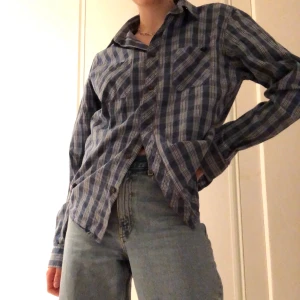 rutig skjorta - ball oversized skjorta som går att styla lite hursomhelst egentligen. bra skick. säljer då den inte riktigt är min stil längre. frakt ingår🚚