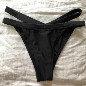  - Svart bikiniunderdel från Nelly. Nyskick. Slutsåld. High leg. Köparen står för frakten! Från djur- och rökfritt hem. 