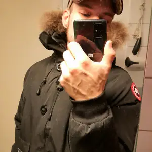 Säljer en svart jacka modell Chilliwack Bomber från Canada Goose. Storleken är CL men jag som normalt är Mpassar bra i den, passar de flesta. Använd ca 5v. Fått byta dragkedja runt huvan. Xtra päls finns för en extra slant. Skickas spårbart och kemtvättad