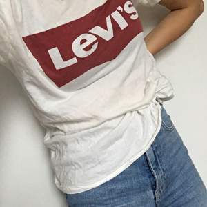 Levi’s t-shirt I XS. Bud från 20kr👾