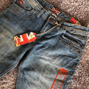  - Snygga jeans med lapparna kvar, i 3/4-längd •Märke Lee Cooper •Storlek 10 (S/M) •Säljer för 170 kr •Ordinarie pris ungefär 600kr 🚫Djurfritt och rökfritt hem 📍Kan mötes upp i Mölnlycke 📬Kan skickas mot fraktkostnad(63 kr)
