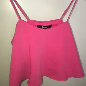 •En söt croptop i chok rosa, från Bikbok.                      •I strl XS.                                                             •Använd några gånger. Frakt ingår!