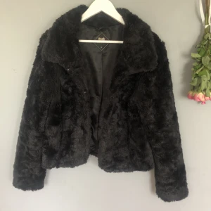 Fake pälsjacka - Jackan slutar lite under naveln på en som är 173 cm. Jackan har ingen dragkedja utan stängs med 3 krokar eller 4 krokar om man vill att jackan ska ha polokrage. Finns några hål i innefodret med inget som inte går att laga. Gratis frakt💕
