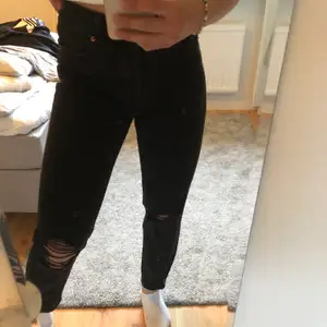 Jättesnygga mom jeans från H&M, har tyvärr blivit för små för mig! Storlek 34🤩 väldigt lite använda. Sista bilden är en bild på hur jeansen sitter på, inte exakt samma modell och en annan färg.