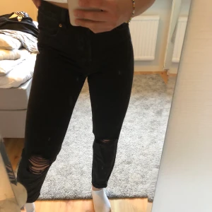 Mom jeans  - Jättesnygga mom jeans från H&M, har tyvärr blivit för små för mig! Storlek 34🤩 väldigt lite använda. Sista bilden är en bild på hur jeansen sitter på, inte exakt samma modell och en annan färg.