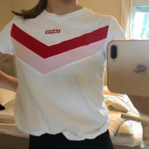Levis T-shirt - T-shirt från Levis, storlek SMALL! Endast använd någon gång så är som ny🤩