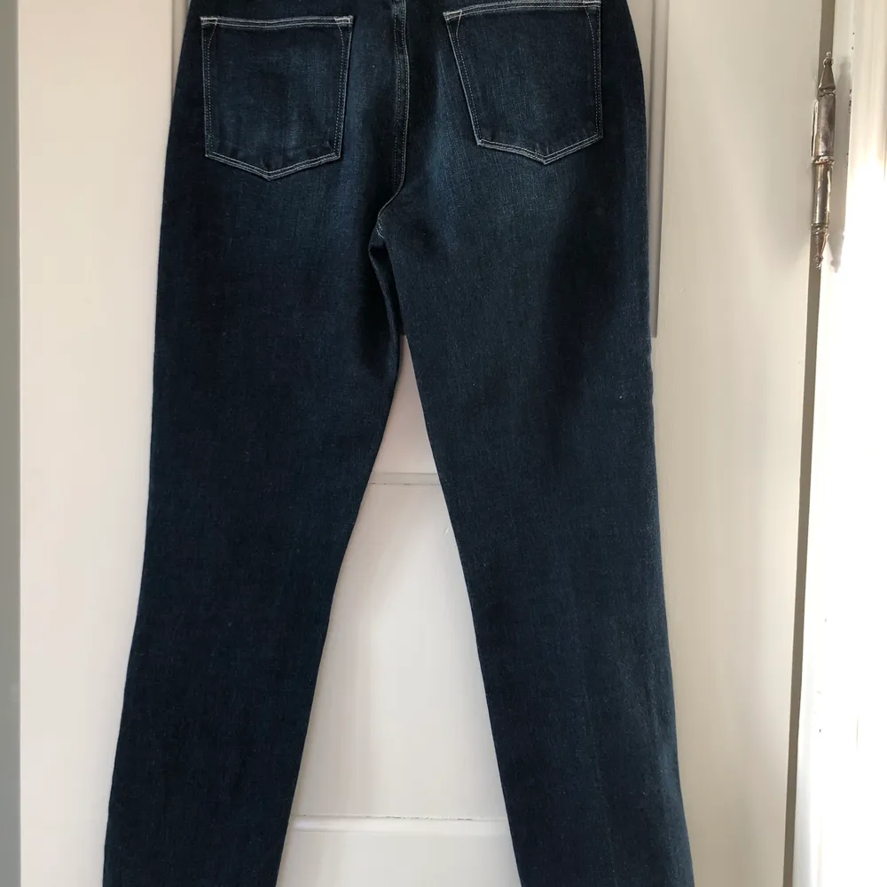 Ett par fina mörkblå framme jeans aldrig använda. Frakt ingår ej i pris.. Jeans & Byxor.