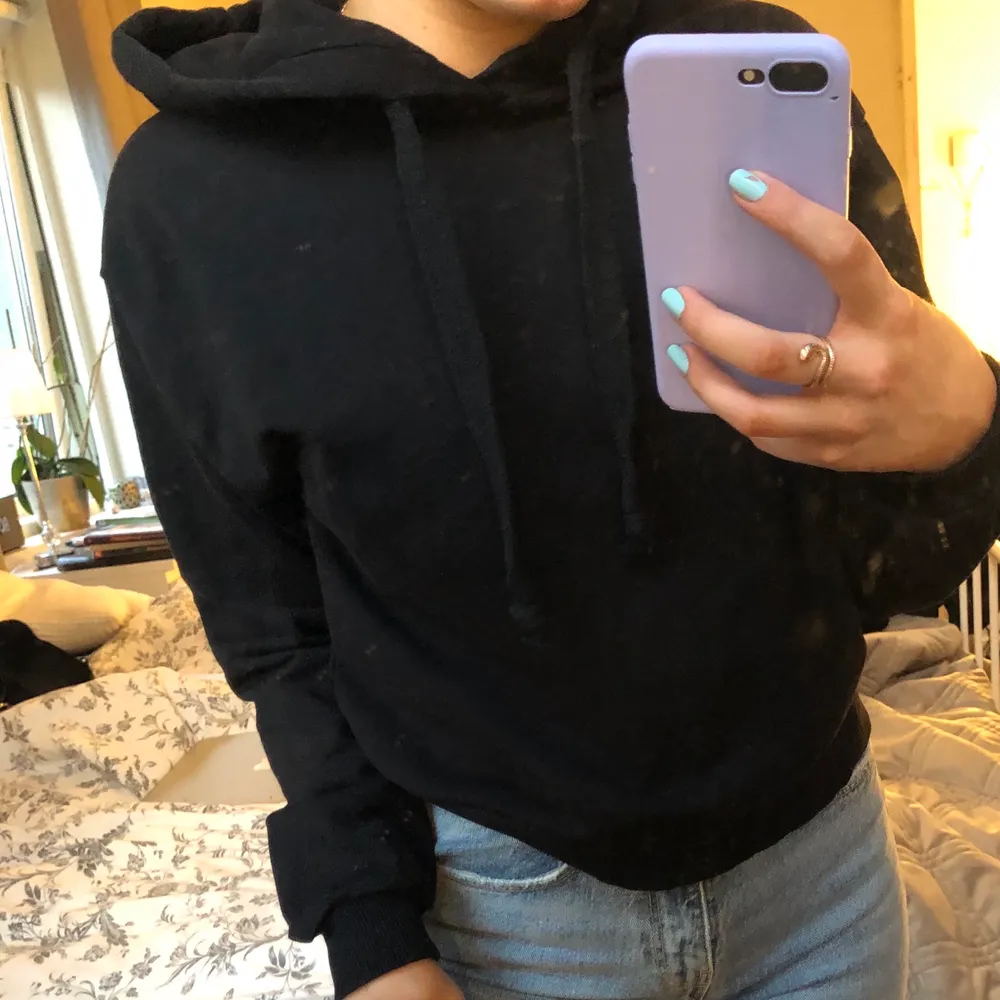 Vanlig svart hoodie från Nakd i storlek xs. Endast använd 2 gånger så i väldigt bra skick, säljer då jag har en annan liknande hoodie!🖤. Hoodies.
