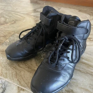 Danssko Capezio - Danskor från Capezio i använt men fint skick. Nypris 950.