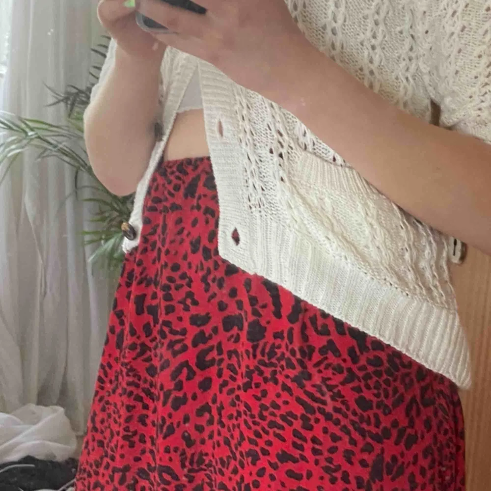 Helt oanvänd kjol köpt på NA-KD! Väldigt stretchig och passar mig som har storlek S/M. Möts upp i Umeå eller fraktar!💫. Kjolar.