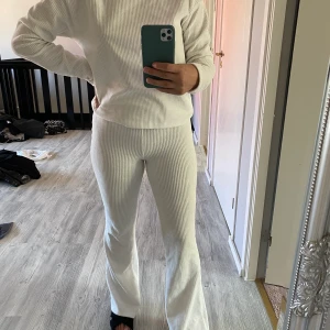 Mjukisset - Ett bekvämt mjukisset i manchester imitaition från GinaTricot, fint skick🥰