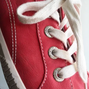 Röd/rosa skor - Röd/rosa nätta skor. Passar perfekt på sommaren eller våren som en trevlig färgklick. Skriv till mig vid intresse eller om du har några frågor☀️ Fraktkostnad tillkommer! 