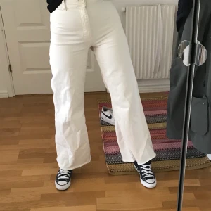 Zara jeans - Perfekta vita jeans för sommaren. Använd fåtal gånger. Fint skick. Möts upp i stockholm💕